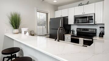 Kjøleskap, mikrobølgeovn, ovn og kokeplater