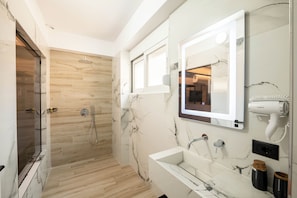 Chambre Double Supérieure | Salle de bain | Douche, douche à « effet pluie », sèche-cheveux, peignoirs