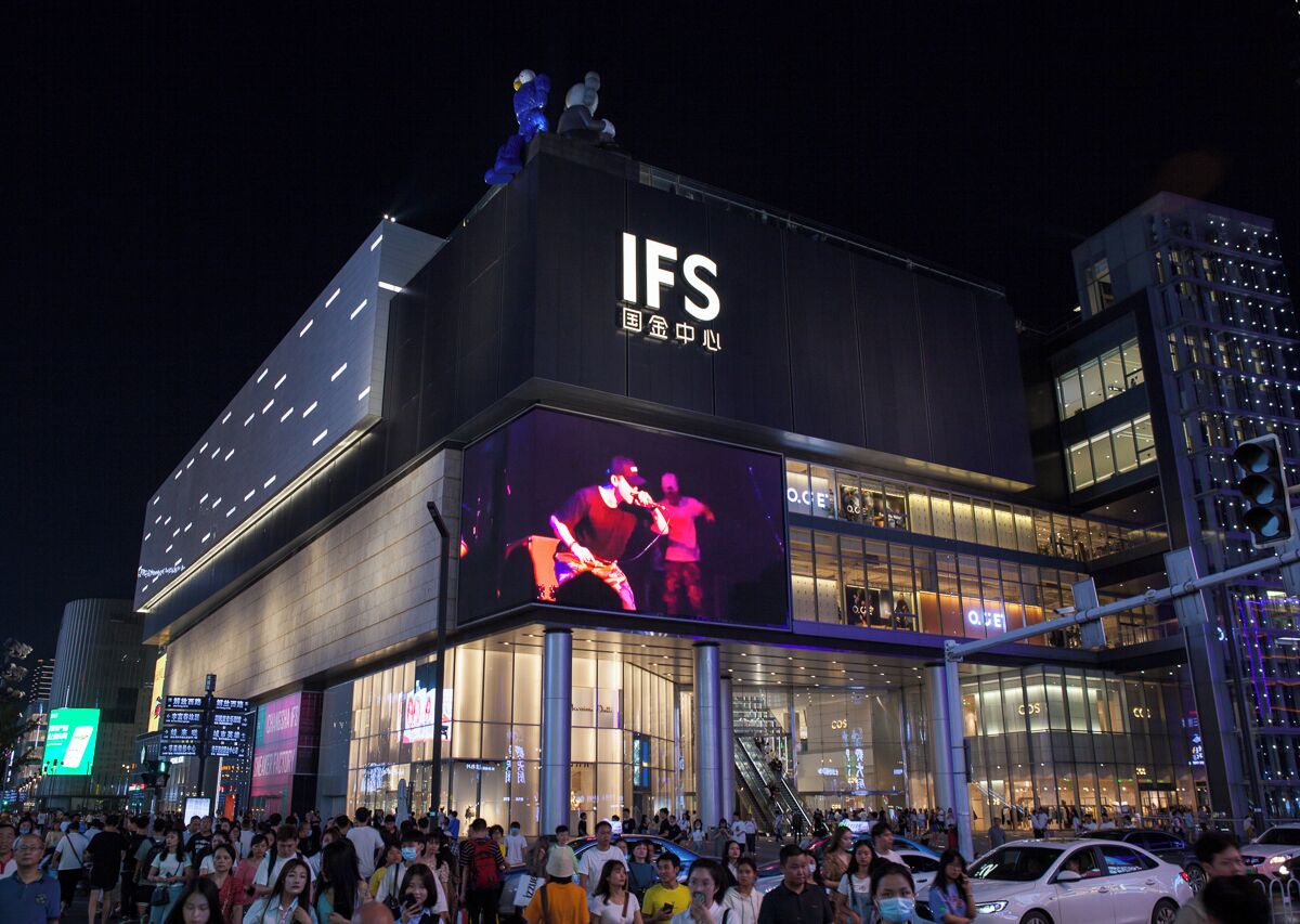 Un edificio moderno con una gran pantalla digital y señalización para IFS.