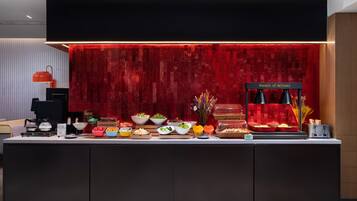 Daily buffet breakfast (CNY 68 per person)