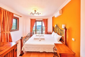 4 bedrooms, iron/ironing board, travel cot, free WiFi - Villa Kirlangic is an 8 person villa in the center of Kalkan with sea view. (Kalkan)