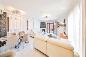 Smart-TV, Kamin, Bücher