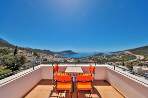 Outdoor dining - Villa Kirlangic is an 8 person villa in the center of Kalkan with sea view. (Kalkan)