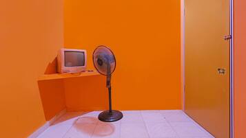 Single Room | Laptop workspace, free WiFi, bed sheets