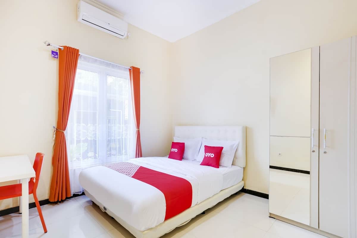 Desk, laptop workspace, free WiFi, bed sheets