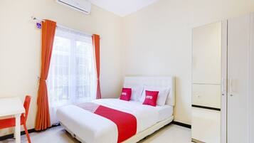 Desk, laptop workspace, free WiFi, bed sheets