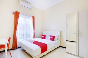 Desk, laptop workspace, free WiFi, bed sheets - Capital O 3971 Griya Loka Syariah 1 Sampangan (Semarang)