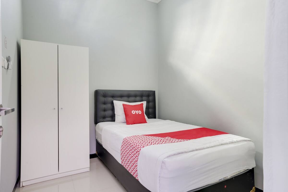 Deluxe Single Room | Desk, laptop workspace, free WiFi, bed sheets