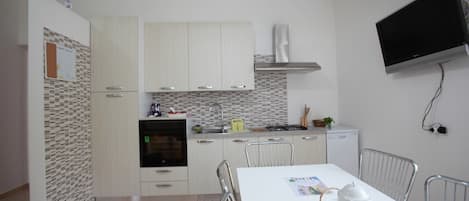 Réfrigérateur, four, plaque de cuisson, lave-vaisselle