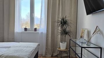 Standardzimmer (incl. City Tax) | Allergikerbettwaren, Verdunkelungsvorhänge, kostenloses WLAN, Bettwäsche