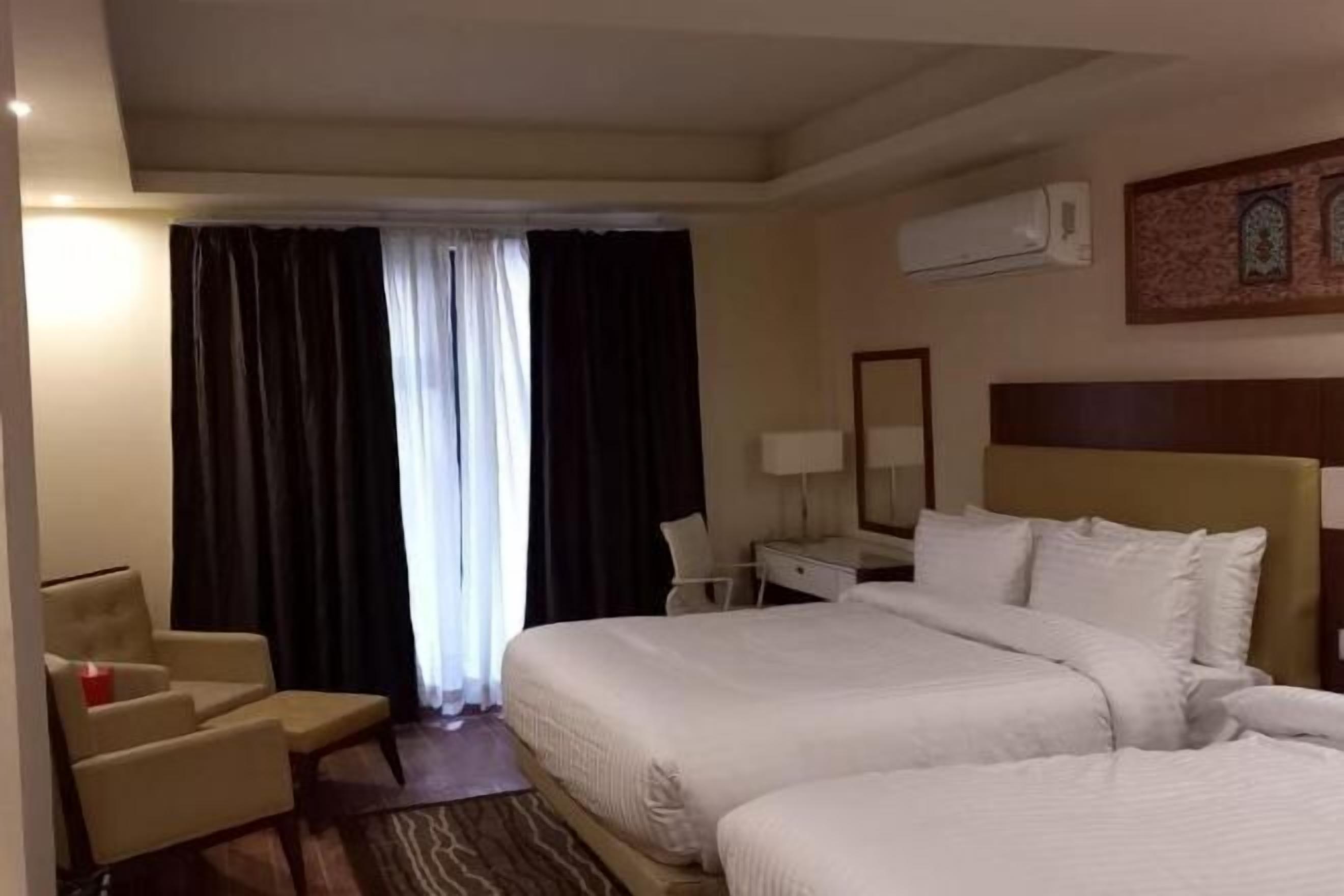 特色家居、办公桌、笔记本电脑工作区、免费 WiFi