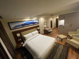 Muebles diferentes, escritorio y espacio para trabajar con laptop 