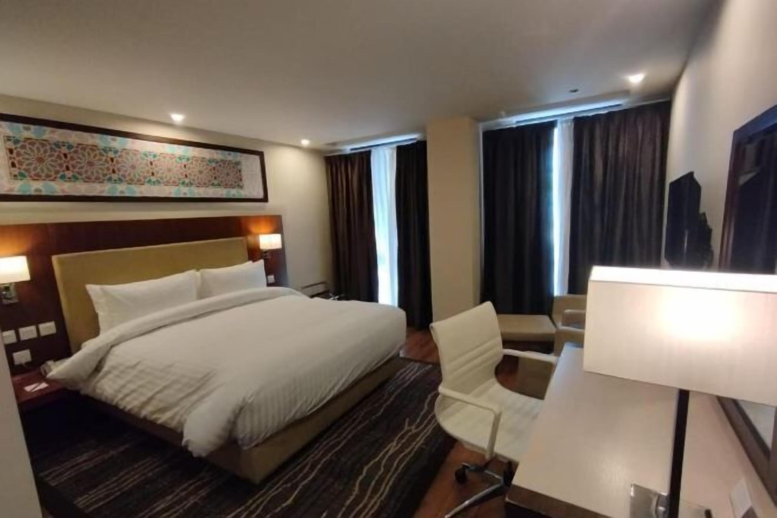 特色家居、办公桌、笔记本电脑工作区、免费 WiFi