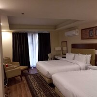 Muebles diferentes, escritorio y espacio para trabajar con laptop 