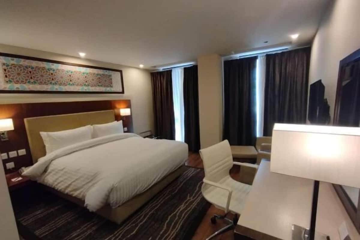 Individually furnished, desk, laptop workspace, free WiFi