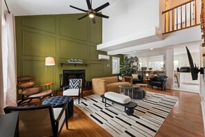 Smart-TV, Kamin, Videospiele, Tischtennisplatte