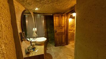 Chambre Double Premium, non-fumeurs, baignoire à jets | Salle de bain | Articles de toilette gratuits, sèche-cheveux, chaussons