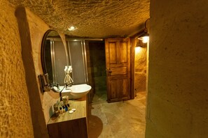 Premium Double Room, Non Smoking, Jetted Tub | Bathroom | Free toiletries, hair dryer, slippers, towels