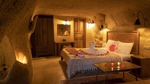 Une chambre à coucher chaleureuse et rustique, avec un lit en bois, une petite table et une table de chevet.