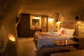 Premium Double Room, Non Smoking, Jetted Tub | Frette Italian sheets, premium bedding, Select Comfort beds, desk - Feris Cave Hotel (Ürgüp)