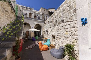 Televisión LCD de 80 cm con canales por satélite, una televisión