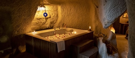 Chambre Double Premium, non-fumeurs, baignoire à jets | Draps italiens Frette, literie de qualité supérieure
