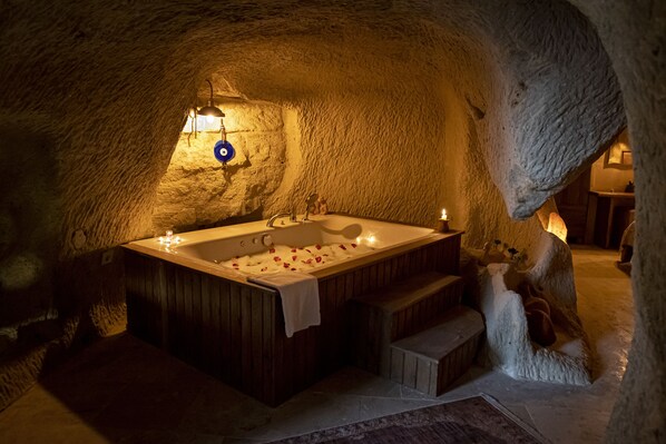 Premium Double Room, Non Smoking, Jetted Tub | Frette Italian sheets, premium bedding, Select Comfort beds, desk - Feris Cave Hotel (Ürgüp)