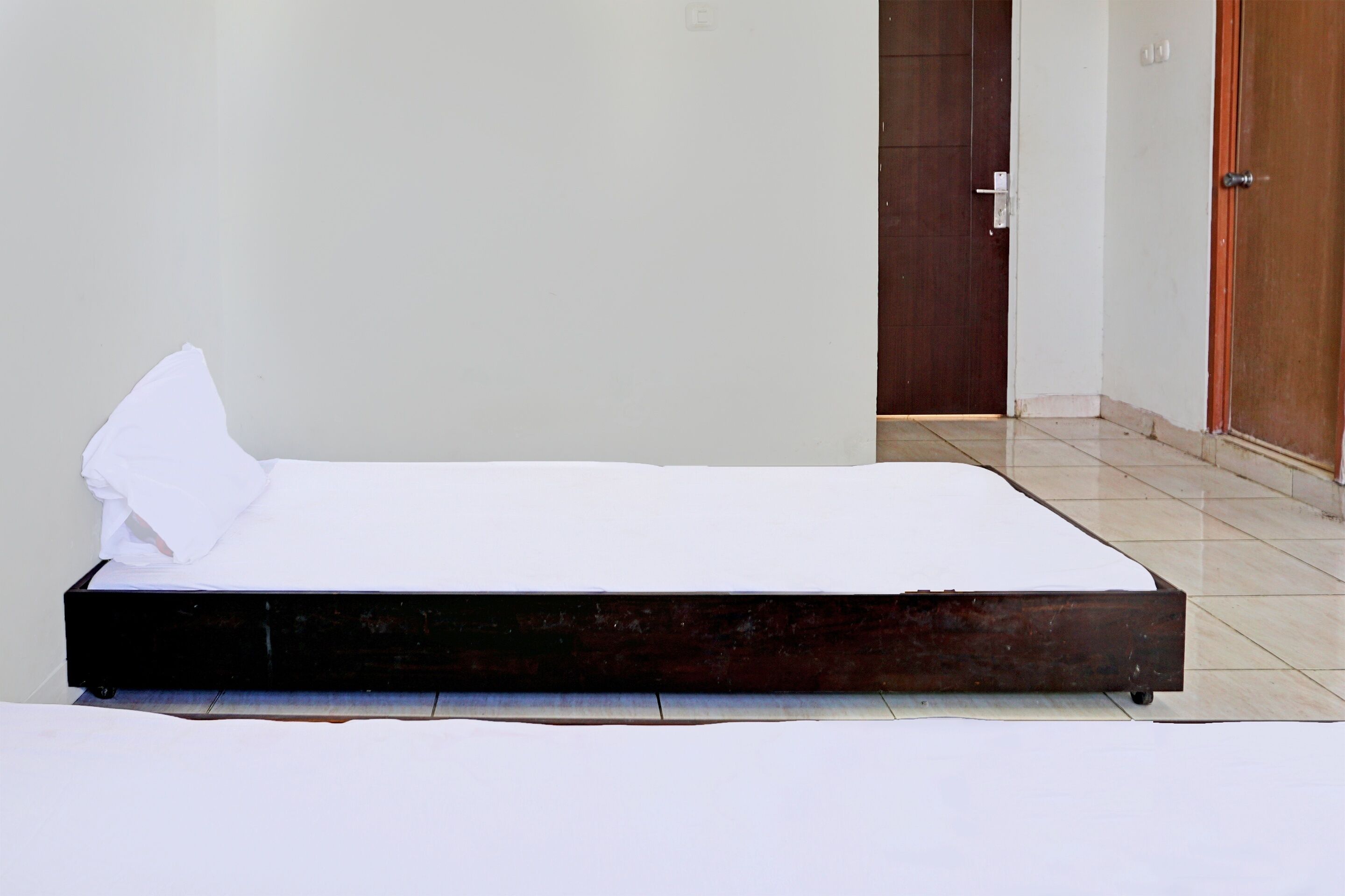 Twin Room | Desk, laptop workspace, free WiFi, bed sheets