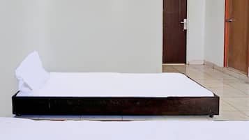 Twin Room | Desk, laptop workspace, free WiFi, bed sheets