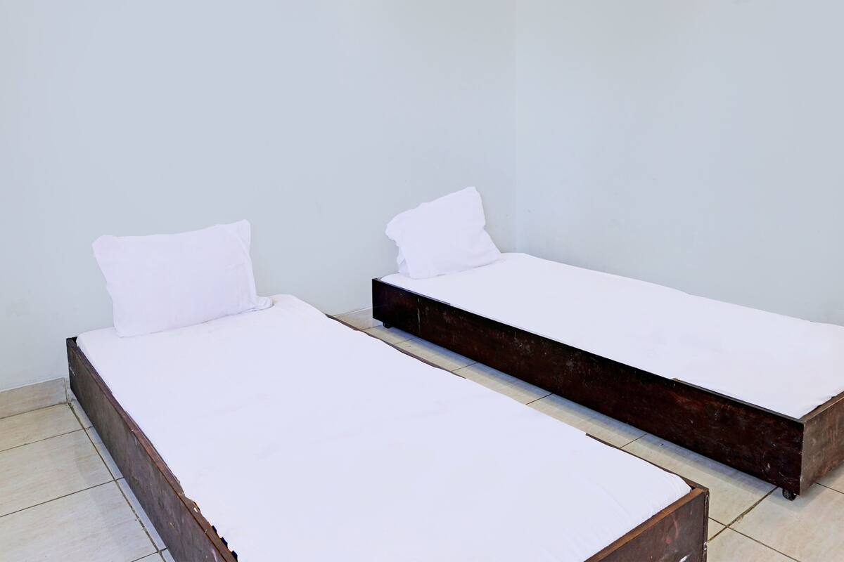 Habitación con 2 camas individuales | Escritorio, espacio para trabajar con laptop y wifi gratis