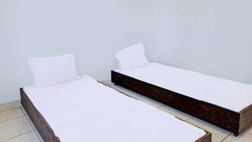 Kamar Twin | Meja kerja, ruang kerja ramah laptop, Wi-Fi gratis, dan seprai linen