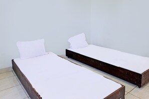 Habitación con 2 camas individuales | Escritorio, espacio para trabajar con laptop y wifi gratis 