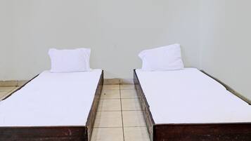 Twin Room | Desk, laptop workspace, free WiFi, bed sheets