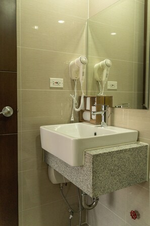 Dusche, Haartrockner, Bidet, Handtücher