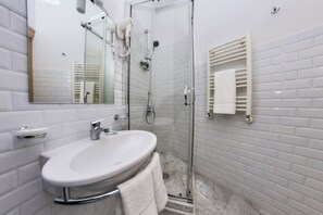 Camera quadrupla + soggiorno con balcone | 욕실 | 헤어드라이어