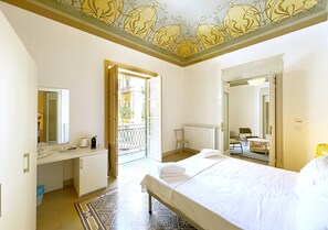 Camera quadrupla + soggiorno con balcone | View from room - Solemar Sicilia - Monacò Rooms (Palermo)