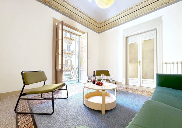 Camera quadrupla + soggiorno con balcone | Living area