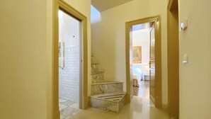 A hallway with a marble staircase leading to a room. - Solemar Sicilia - Monacò Rooms (Palermo)