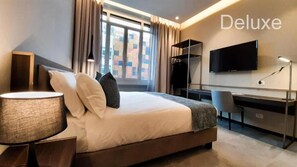 Habitación Deluxe doble | Edredones de plumas, minibar, caja fuerte y escritorio
