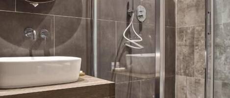 Shower, hair dryer, bidet, towels