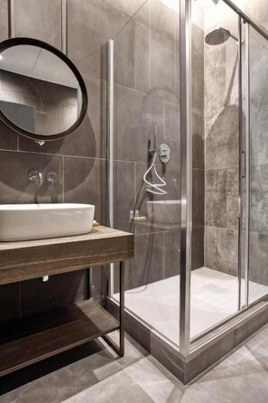 Douche, sèche-cheveux, bidet, serviettes fournies