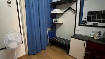 Habitación individual económica | Edredones de plumas, minibar, caja fuerte y escritorio