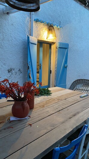 Outdoor dining - Charming villa with swimming pool (Carloforte)