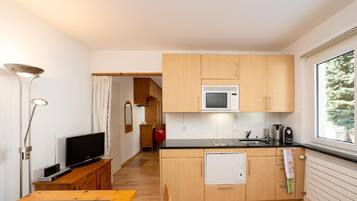 KĂŒhlschrank, Mikrowelle, Ofen, Herdplatte