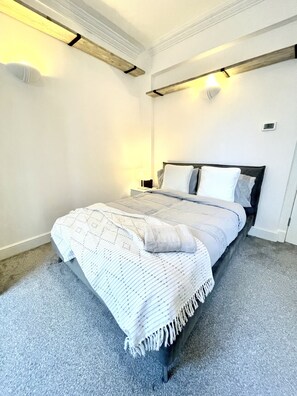 1 habitación, tabla de planchar con plancha, wifi gratis y ropa de cama 