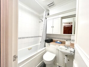 Sèche-cheveux, serviettes fournies, savon, shampoing