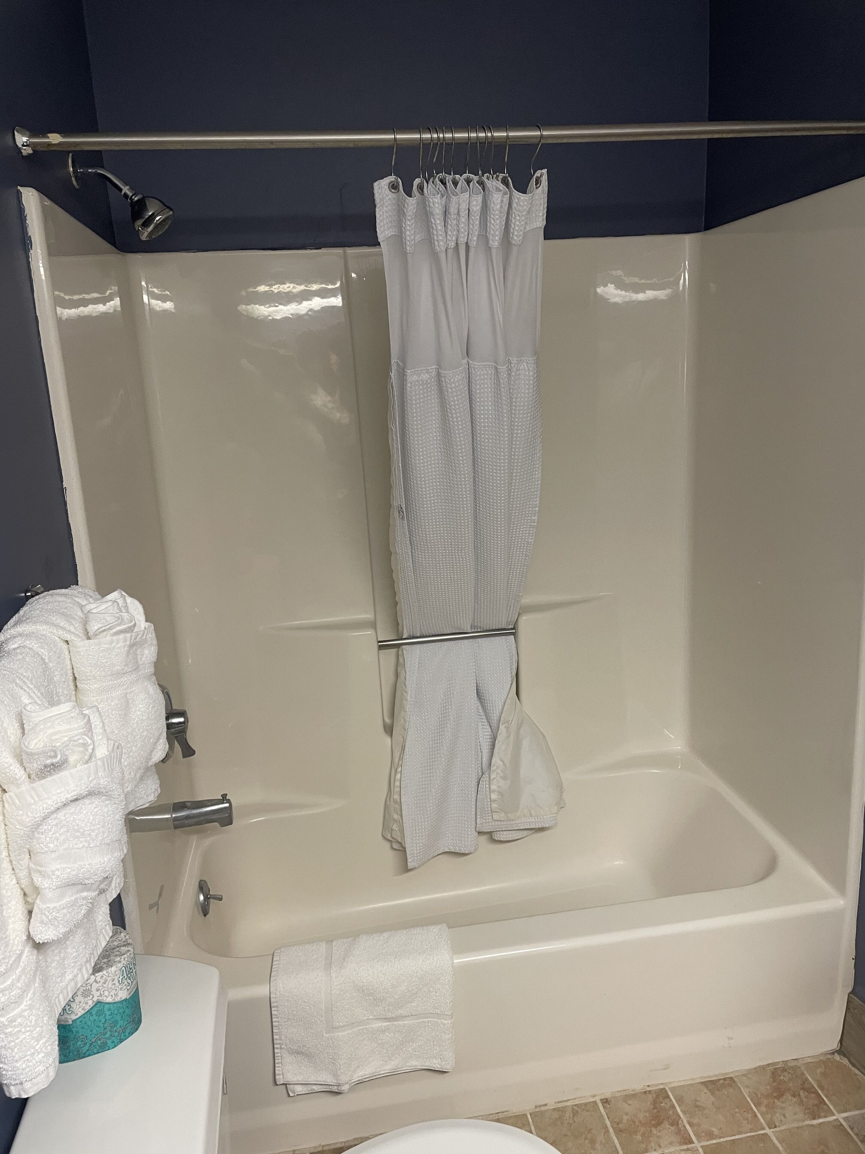 Combined shower/bathtub, free toiletries, towels, soap