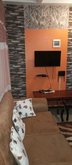Superior Double Room | Living area | 43-inch Smart TV with satellite channels, TV - James' Moorings Bedroom Apartment Mtwapa (Mtwapa)