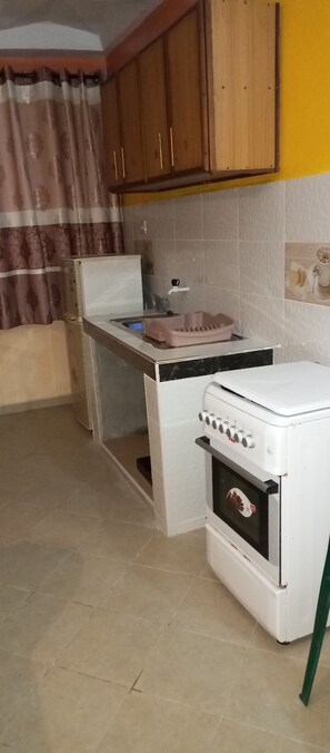 Superior Double Room | Private kitchen | Fridge, microwave, cookware/dishes/utensils - James' Moorings Bedroom Apartment Mtwapa (Mtwapa)