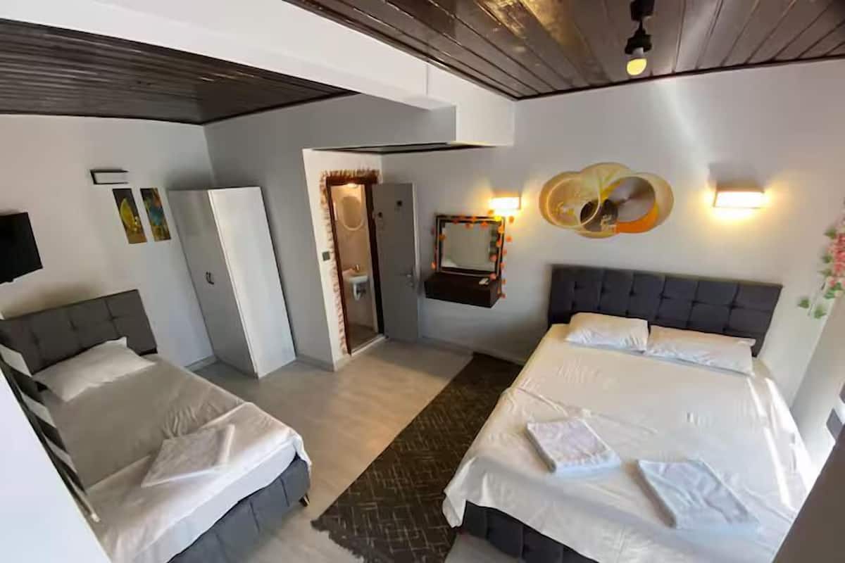 Triple Room | 2 bilik tidur, Wi-fi percuma, cadar katil